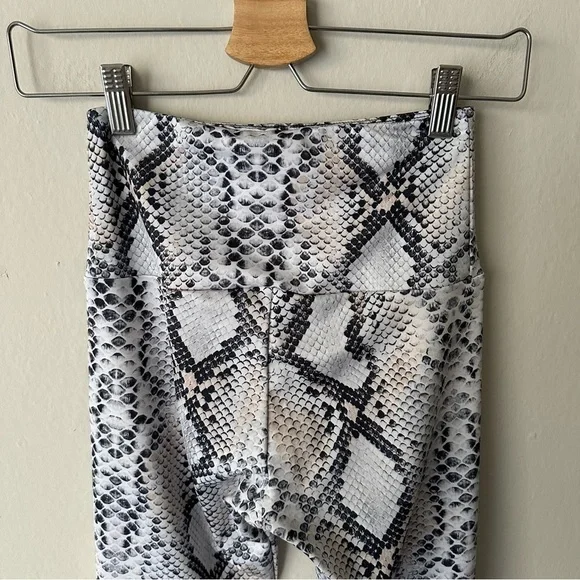 Onzie Snake Print Legging on White Size XS - Picture 5 of 8